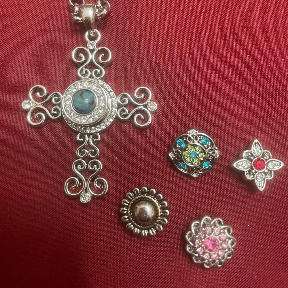 Beautiful Cross with interchangeable snaps